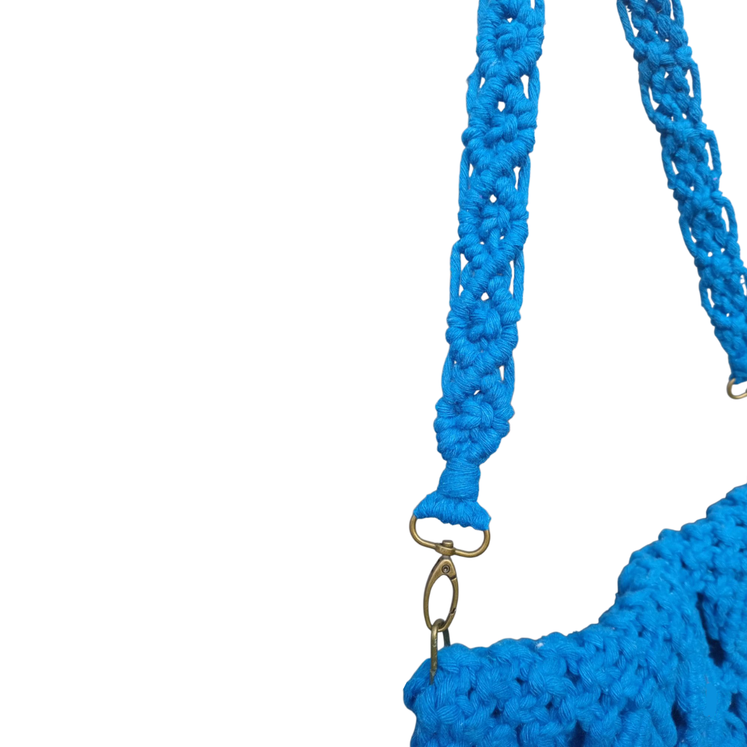💙 Cartera Azul en Macramé – Detalles Étnicos y Borlas de Color