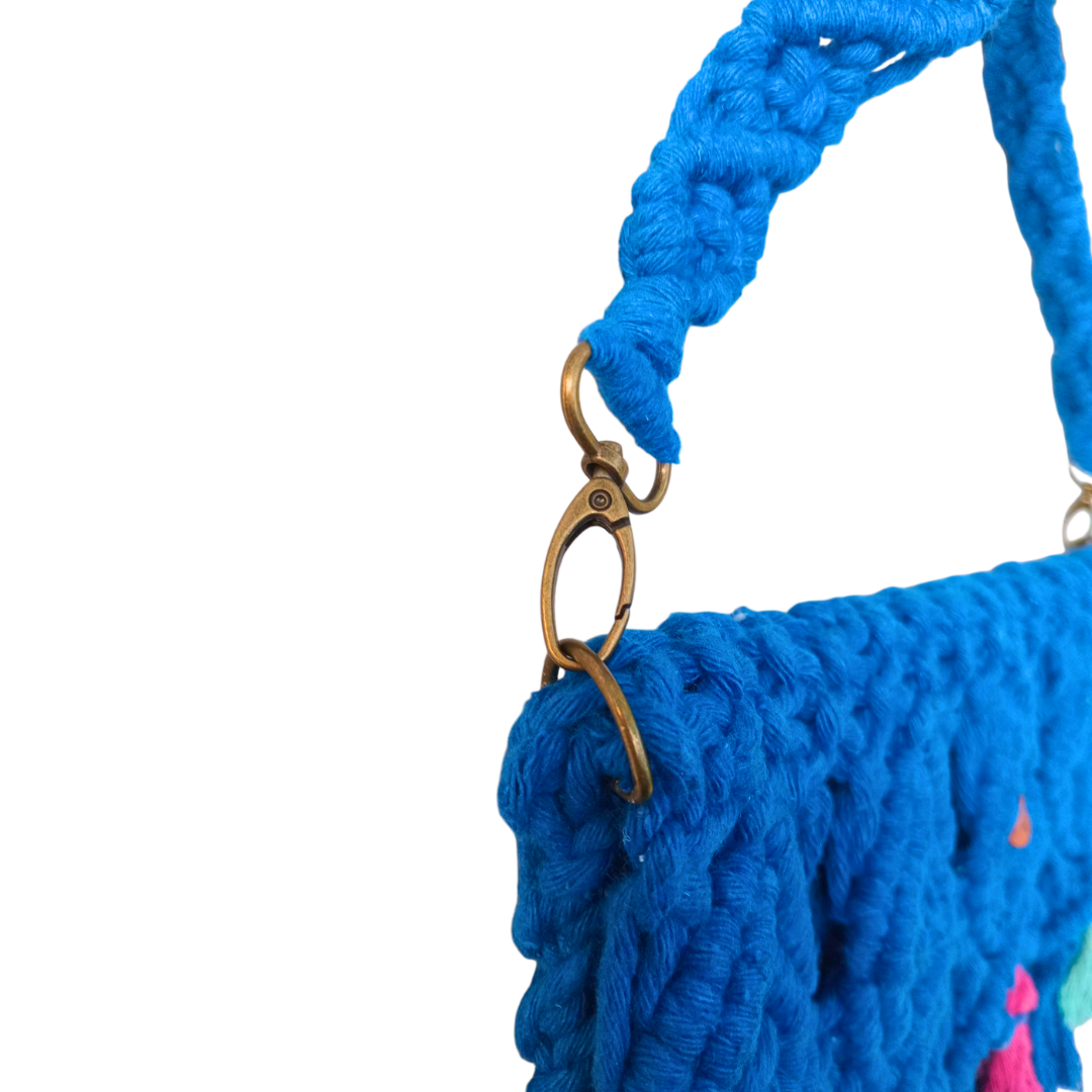 💙 Cartera Azul en Macramé – Detalles Étnicos y Borlas de Color