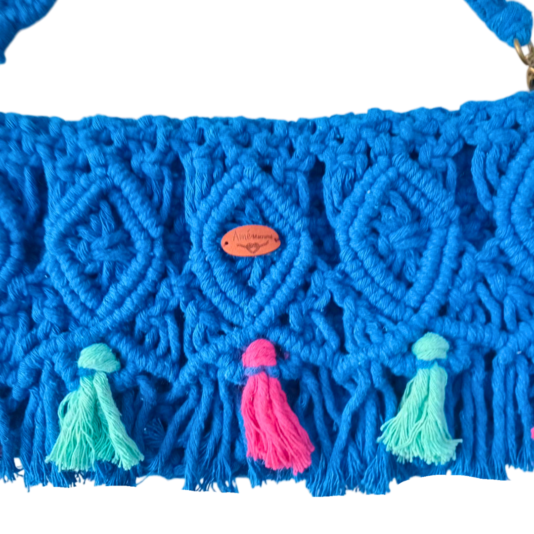 💙 Cartera Azul en Macramé – Detalles Étnicos y Borlas de Color