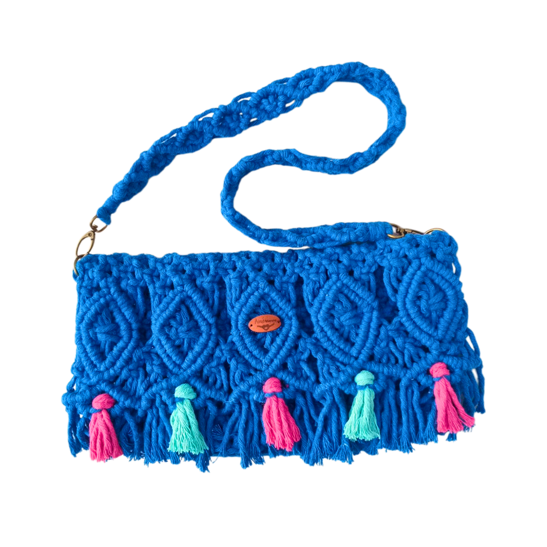 💙 Cartera Azul en Macramé – Detalles Étnicos y Borlas de Color